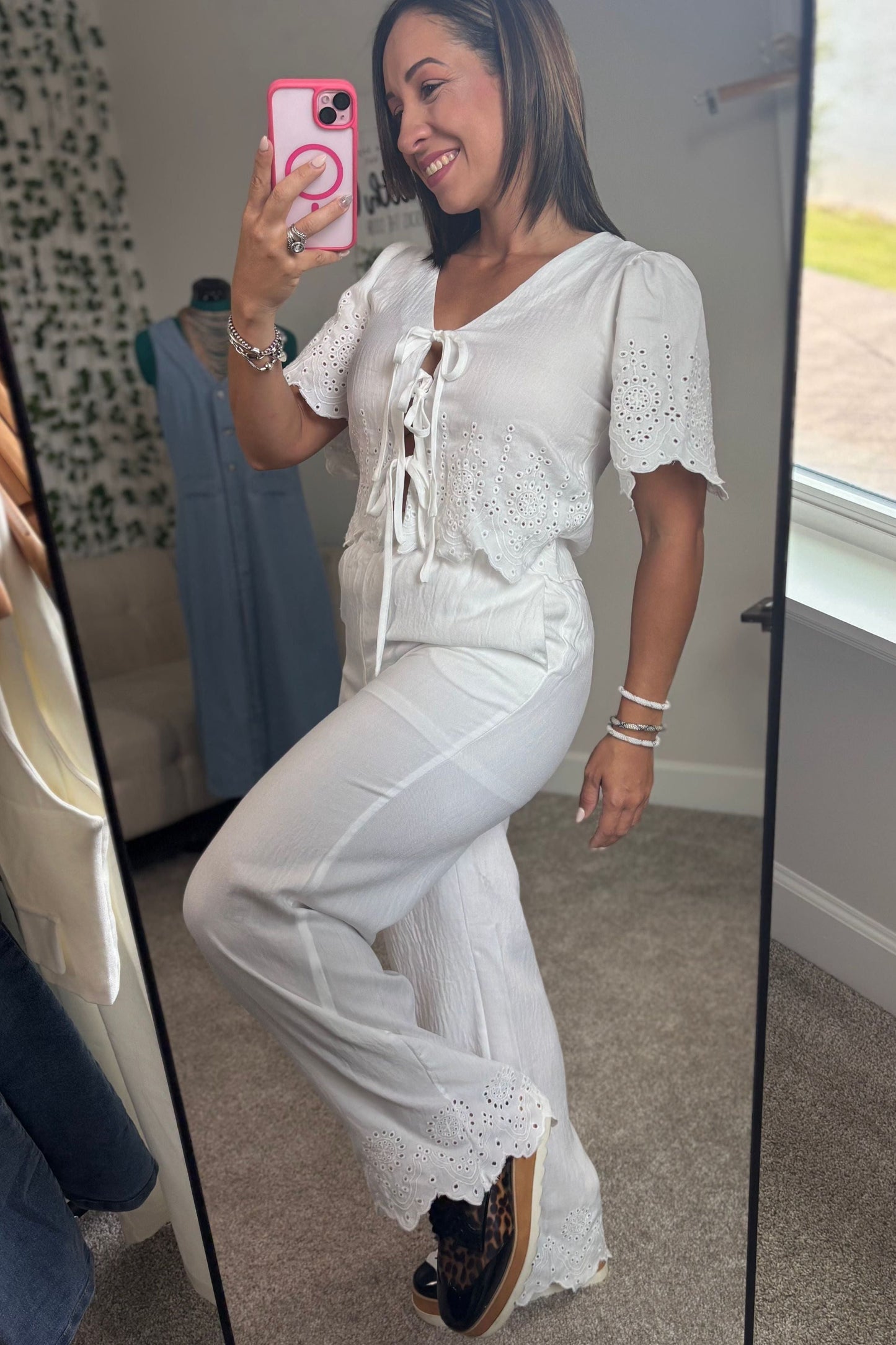 CONJUNTO DE BLUSA Y PANTALÓN CON OJALES