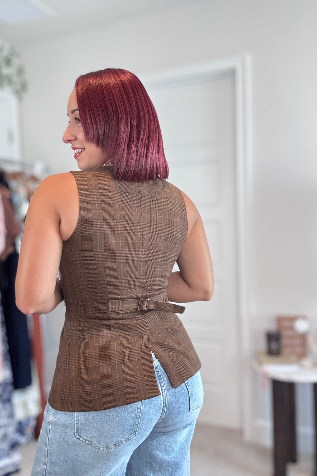 Top de chaleco asimétrico con botones y estampado de cuadros