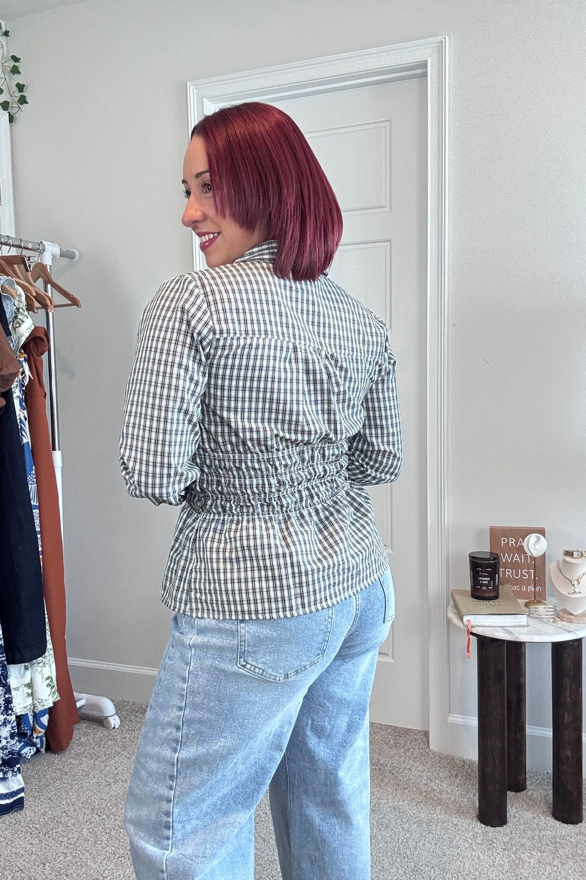 Camisa de manga larga con cuello, estampado de cuadros y cintura fruncida
