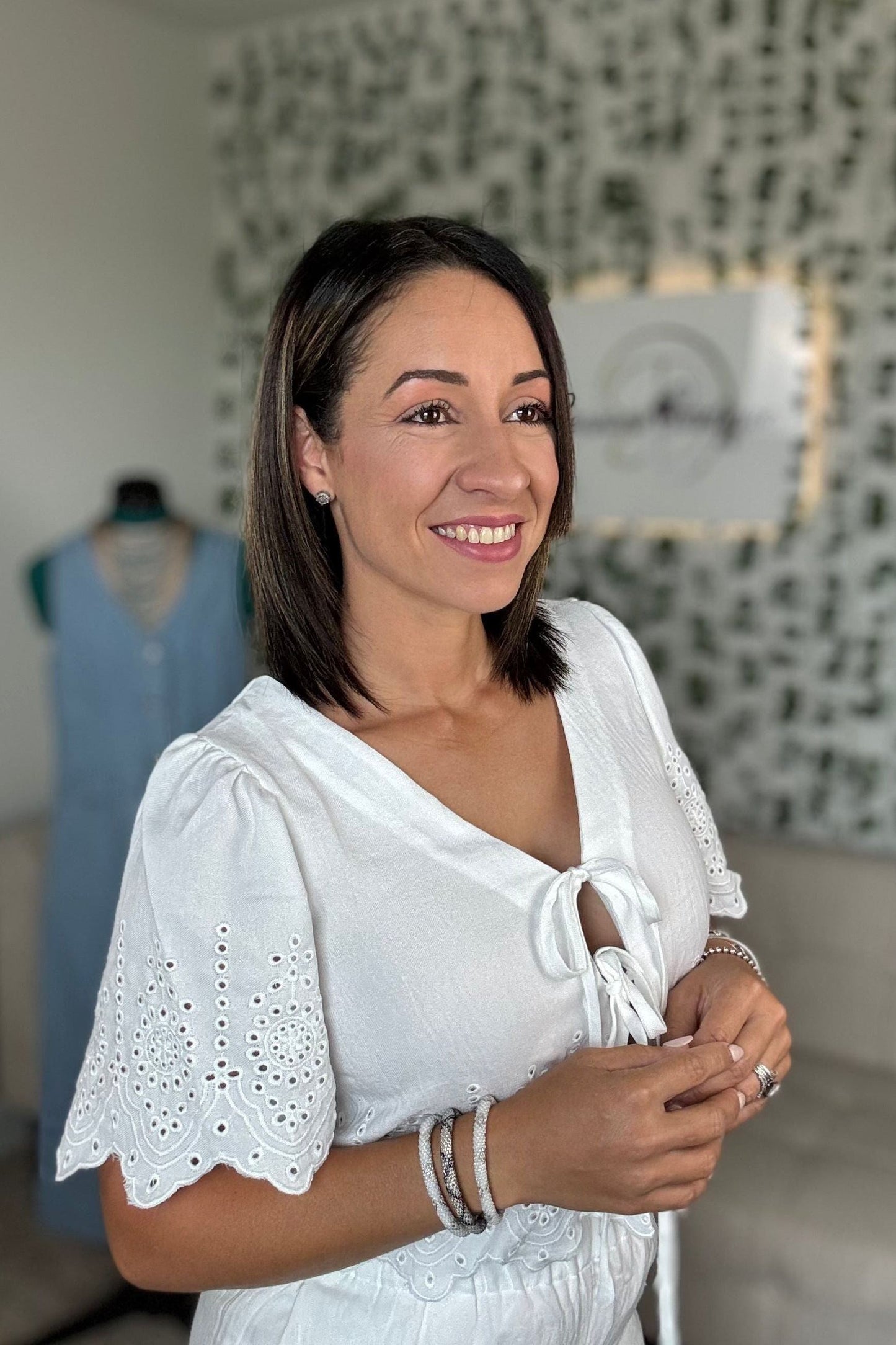 CONJUNTO DE BLUSA Y PANTALÓN CON OJALES