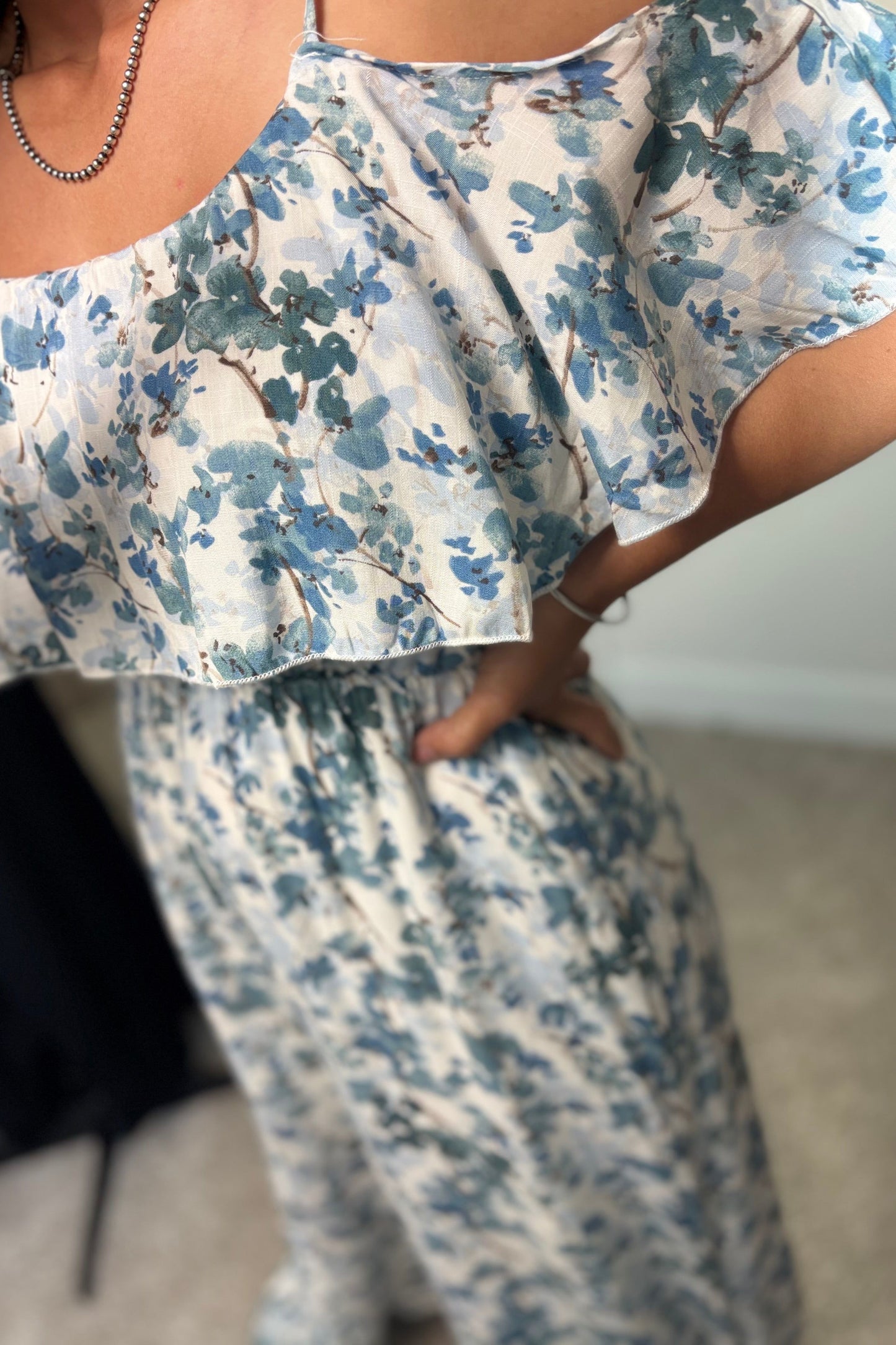 MONO CON ESTAMPADO DE FLORES AZULES