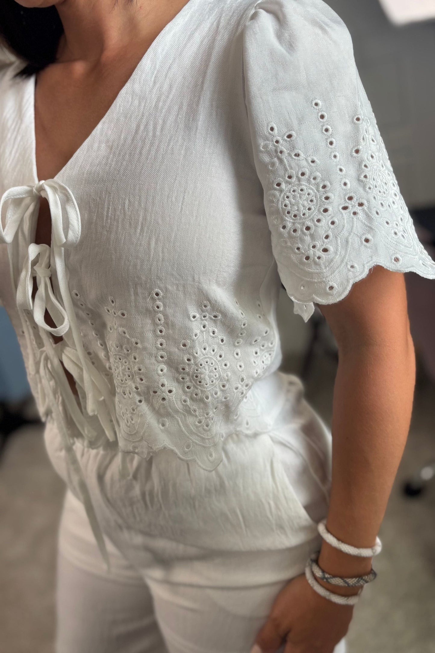 CONJUNTO DE BLUSA Y PANTALÓN CON OJALES