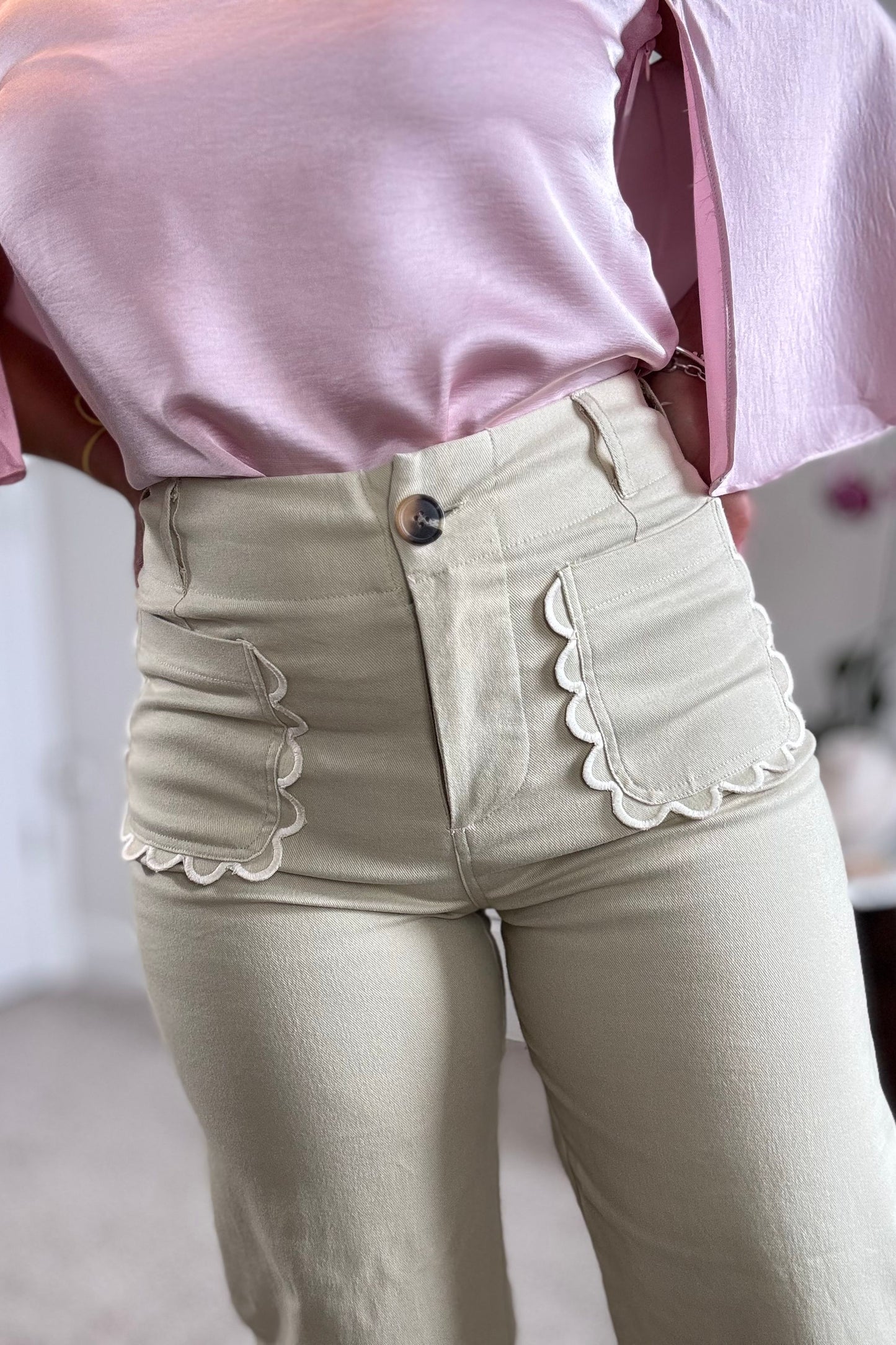 Scallop Pockets Pants