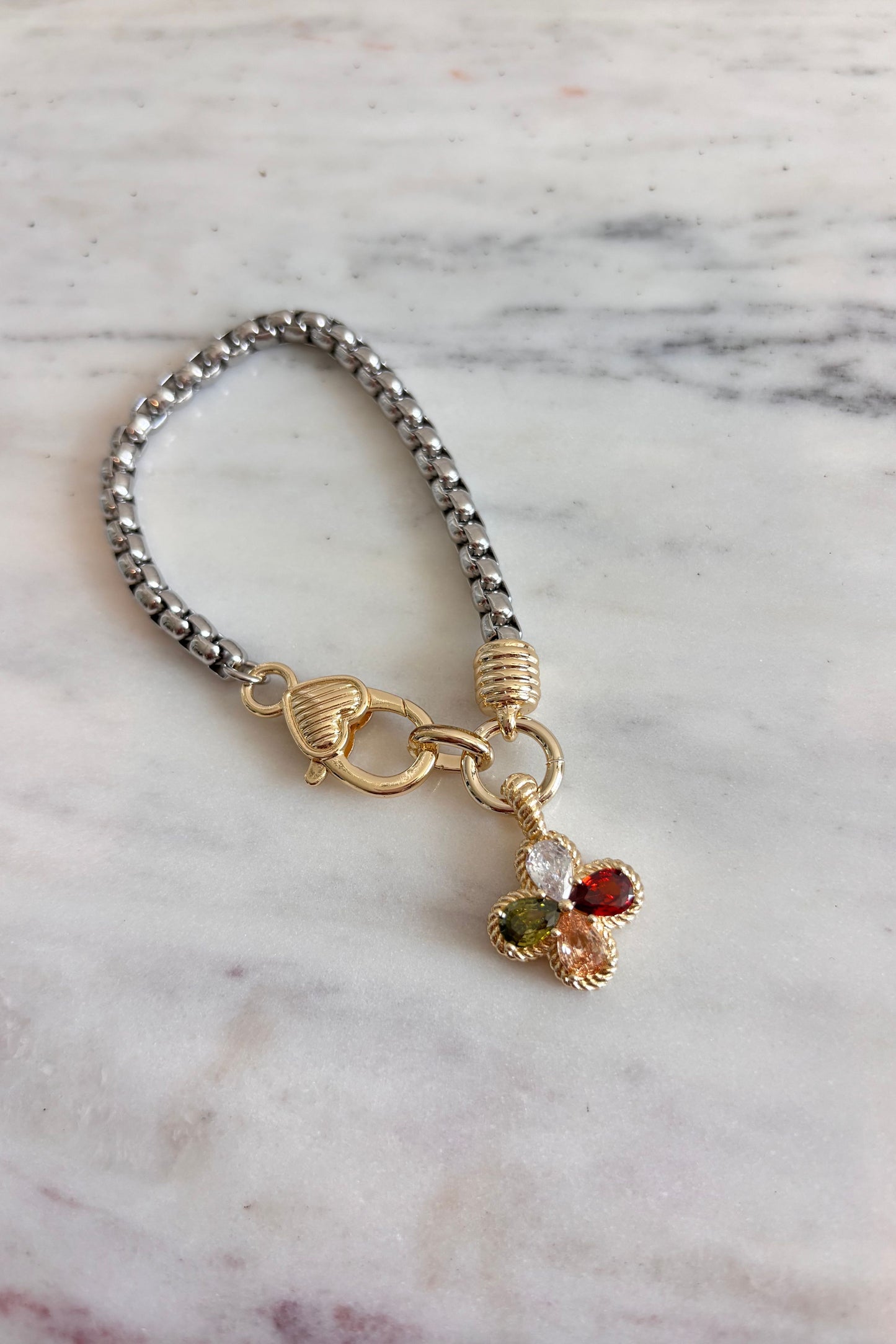 ESENCIA COLORFUL CLOVER CHARM HEART CLOSURE CHAIN BRACELET – ELEGANT EVERYDAY ACCESSORY