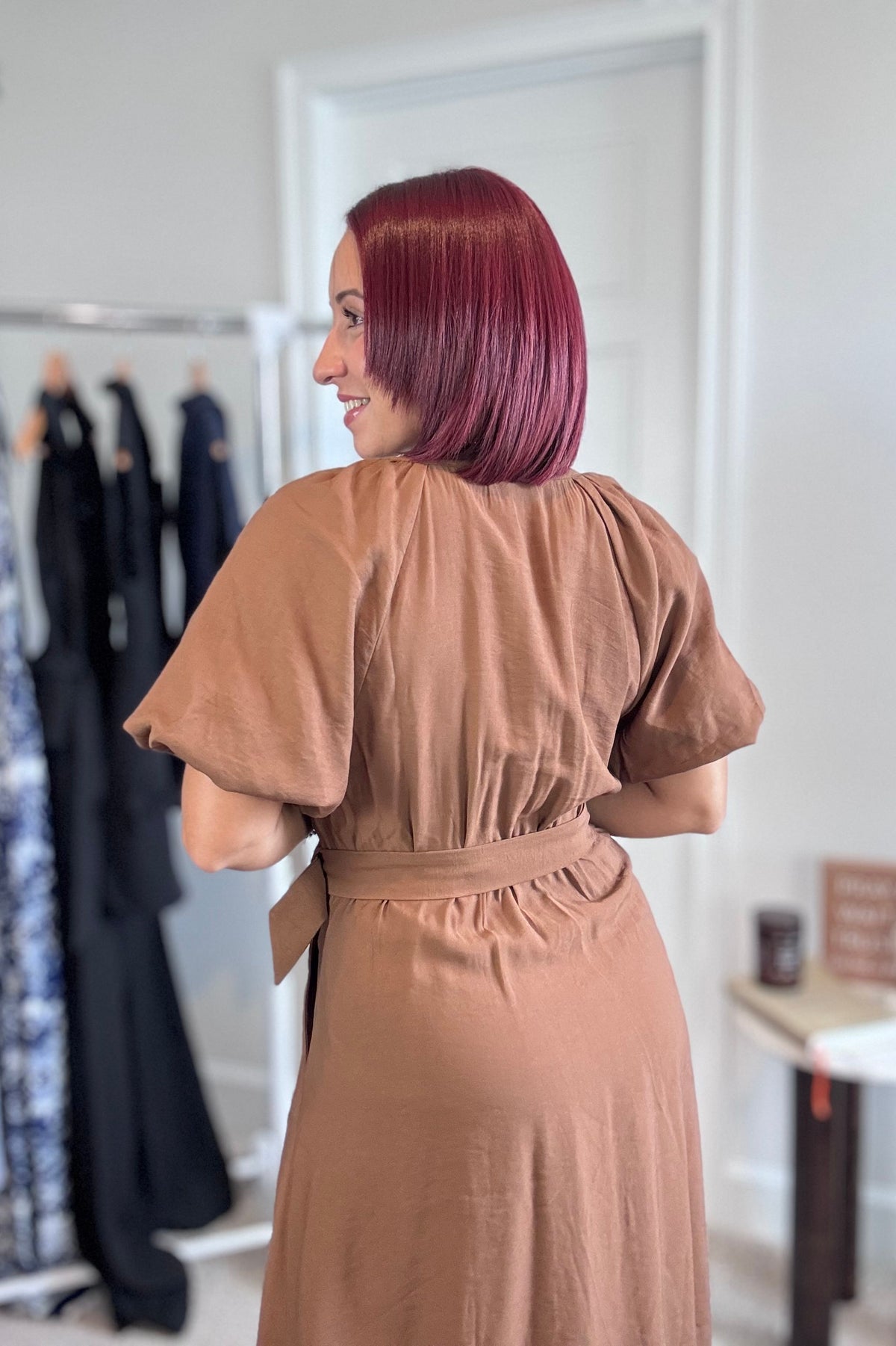 Vestido midi con mangas abullonadas