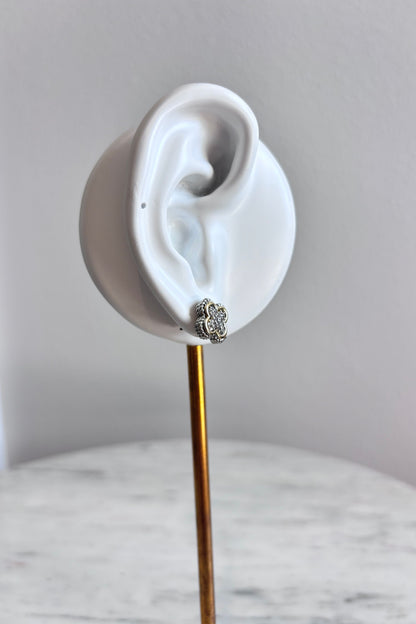 TWO-TONE CLOVER SHAPE DOUBLE MILGRAIN STUD POST EARRING – ELEGANT EVERYDAY EARRINGS