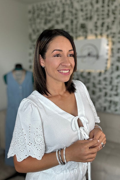 CONJUNTO DE BLUSA Y PANTALÓN CON OJALES