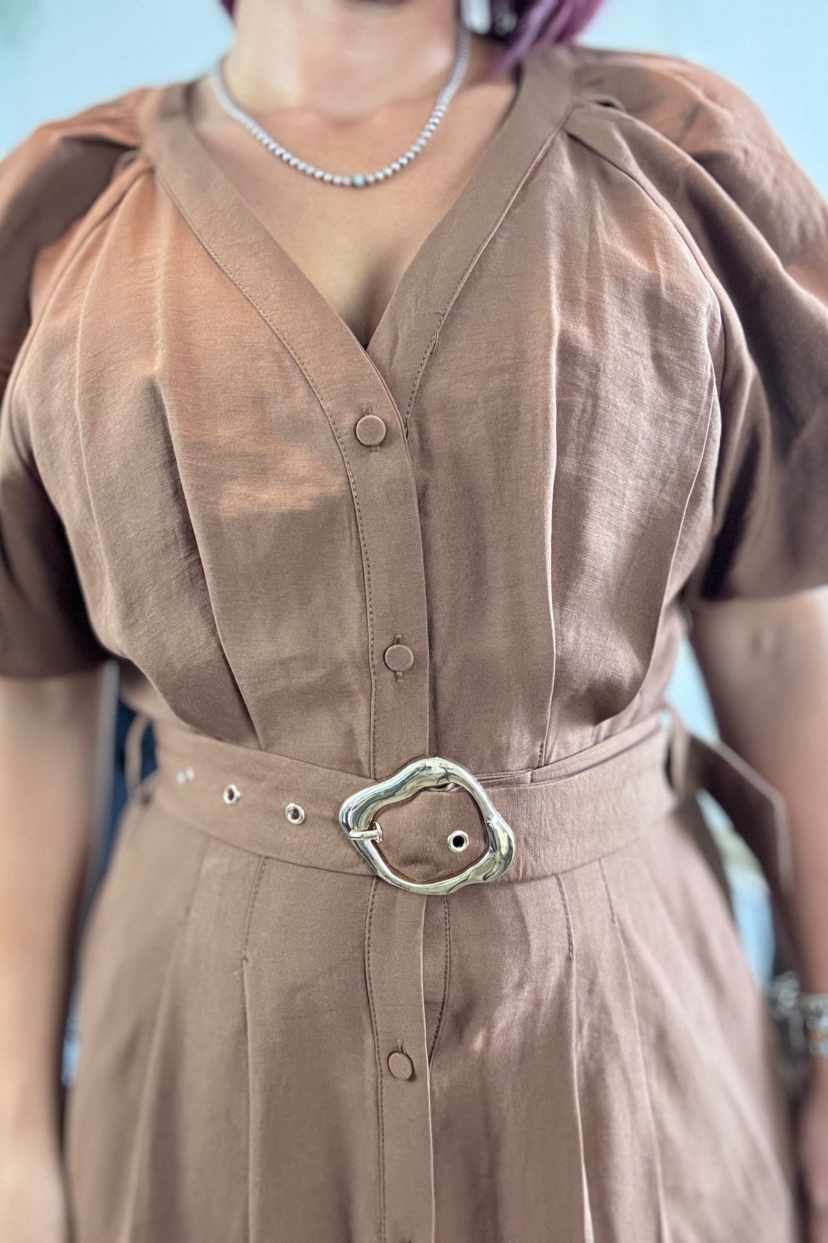 Vestido midi con mangas abullonadas