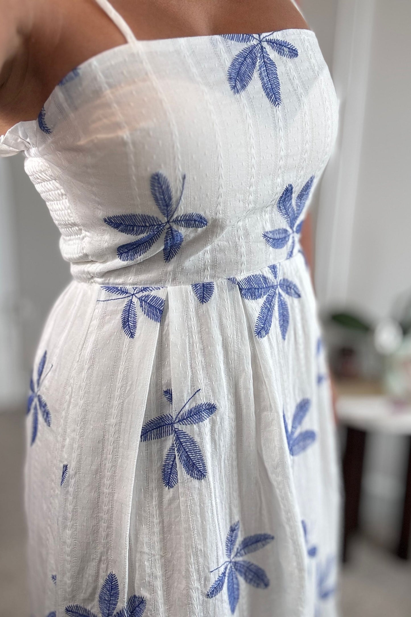 Spaghetti Strap leaf print pleated dress